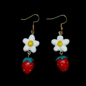 گوشواره دخترانه مدل توت فرنگی و گل بابونه AG105