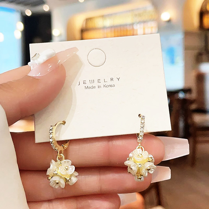 گوشواره حلقه ای زنانه مدل رینگ نگین شش گل صدفی کد 00972