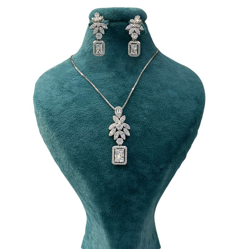 نیم ست نقره زنانه مدل جواهری مزین به نگین های اتریشی و روکش آب رادیوم 0015 نیم ست نقره زنانه مدل جواهری مزین به نگین های اتریشی و روکش آب رادیوم 0015