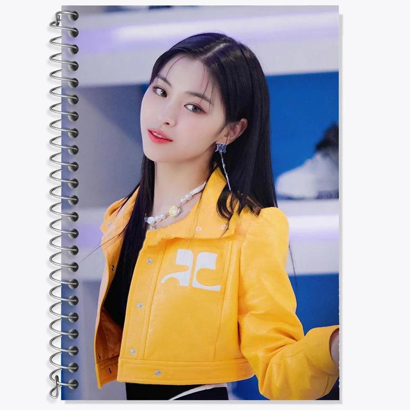 دفتر زبان 50 برگ خندالو مدل دو خط طرح ریوجین گروه ایتزی ITZY کد 20177