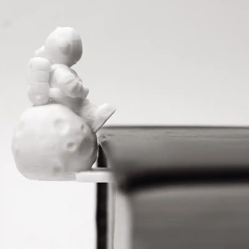 نشانگر کتاب مدل فضانورد تنها