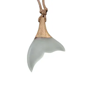 گردنبند مدل چوب و رزین طرح دم نهنگ شب تاب