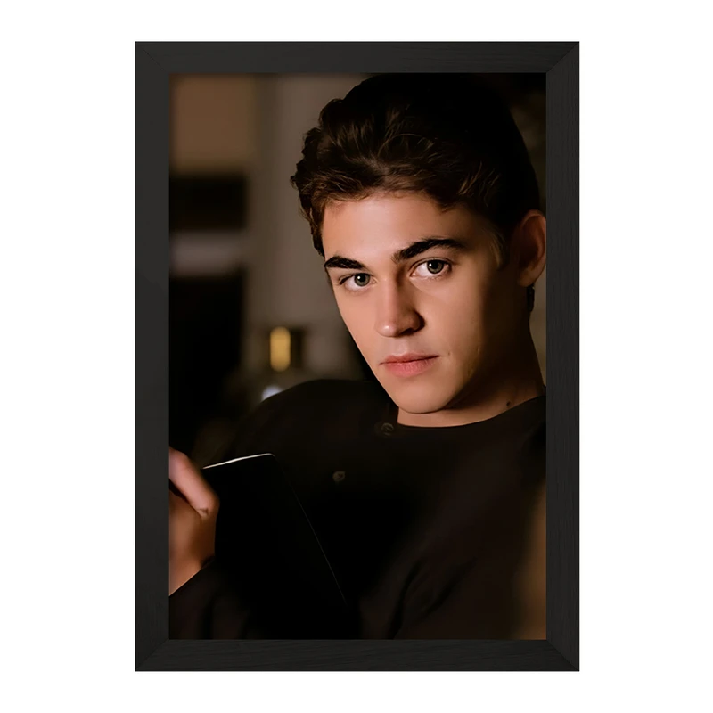 تابلو خندالو مدل هرو فاینز تیفین (Hero Fiennes Tiffin) کد F10255