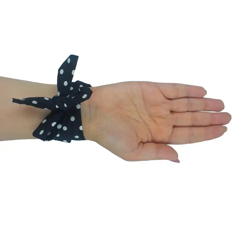 ساعت مچی عقربه ای زنانه مدل بند پارچه ای خال خال کد 1020