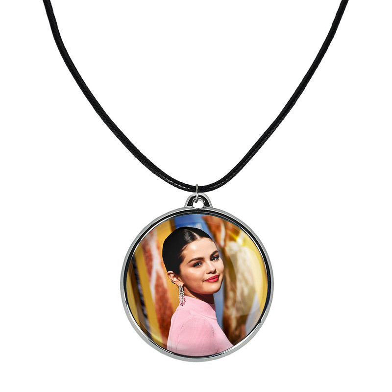 گردنبند خندالو مدل سلنا گومز Selena Gomez کد 1919319203 گردنبند خندالو مدل سلنا گومز Selena Gomez کد 1919319203
