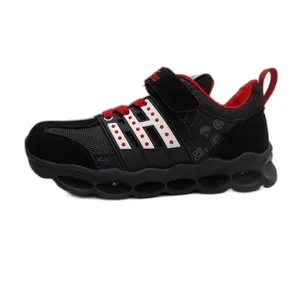 کفش مخصوص پیاده روی پسرانه بی کی جی کیدز مدل چراغدار جدید رنگ مشکی 