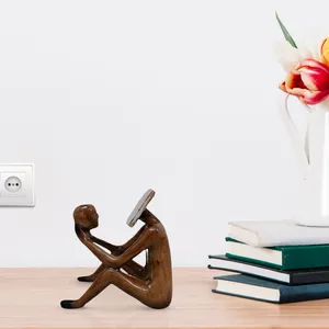 مجسمه مدل مرد کتابخوان