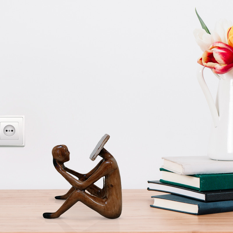 مجسمه مدل مرد کتابخوان