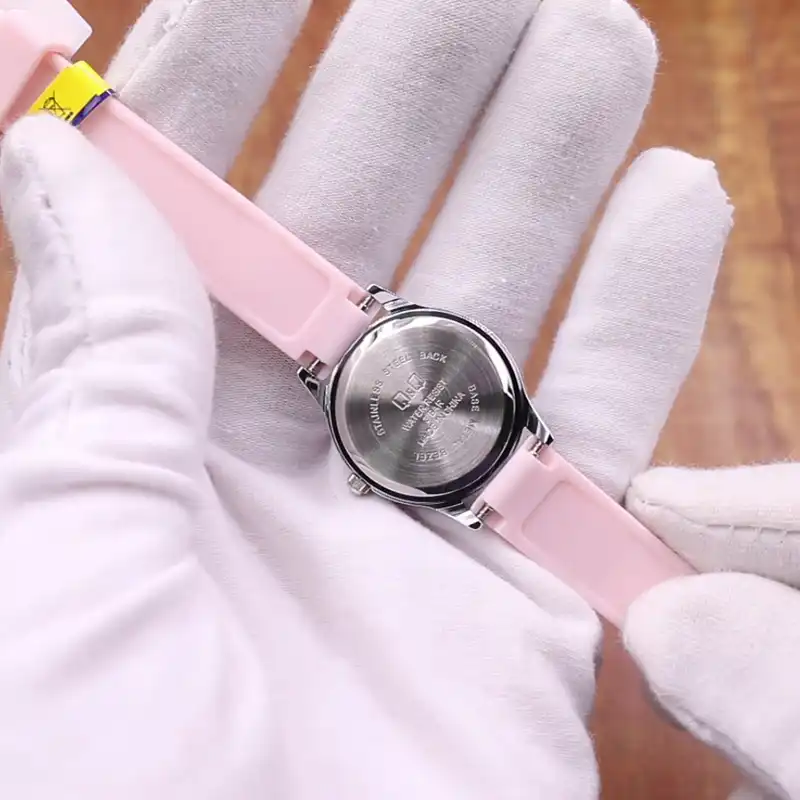 ساعت مچی عقربه ای دخترانه کیو اند کیو مدل QC29J304Y