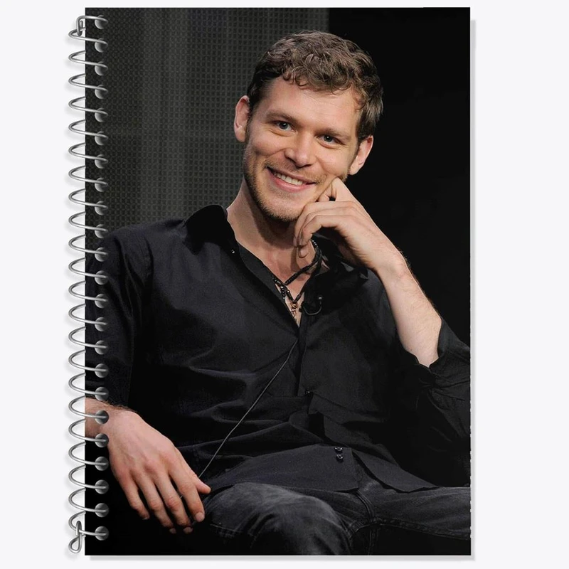 دفتر زبان 50 برگ خندالو مدل سه خط طرح کلاوس مایکلسون اصیل ها The Originals کد 20319