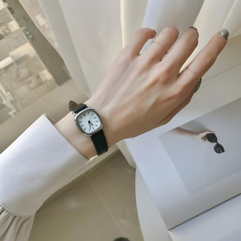 ساعت مچی عقربه ای زنانه مدل کلاسیک بند چرم کد 2 ساعت مچی عقربه ای زنانه مدل کلاسیک بند چرم کد 2