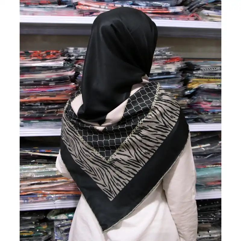 روسری زنانه مدل ابریشم توییل لاکچری طرح زبرا دور حاشیه کد ana-6015