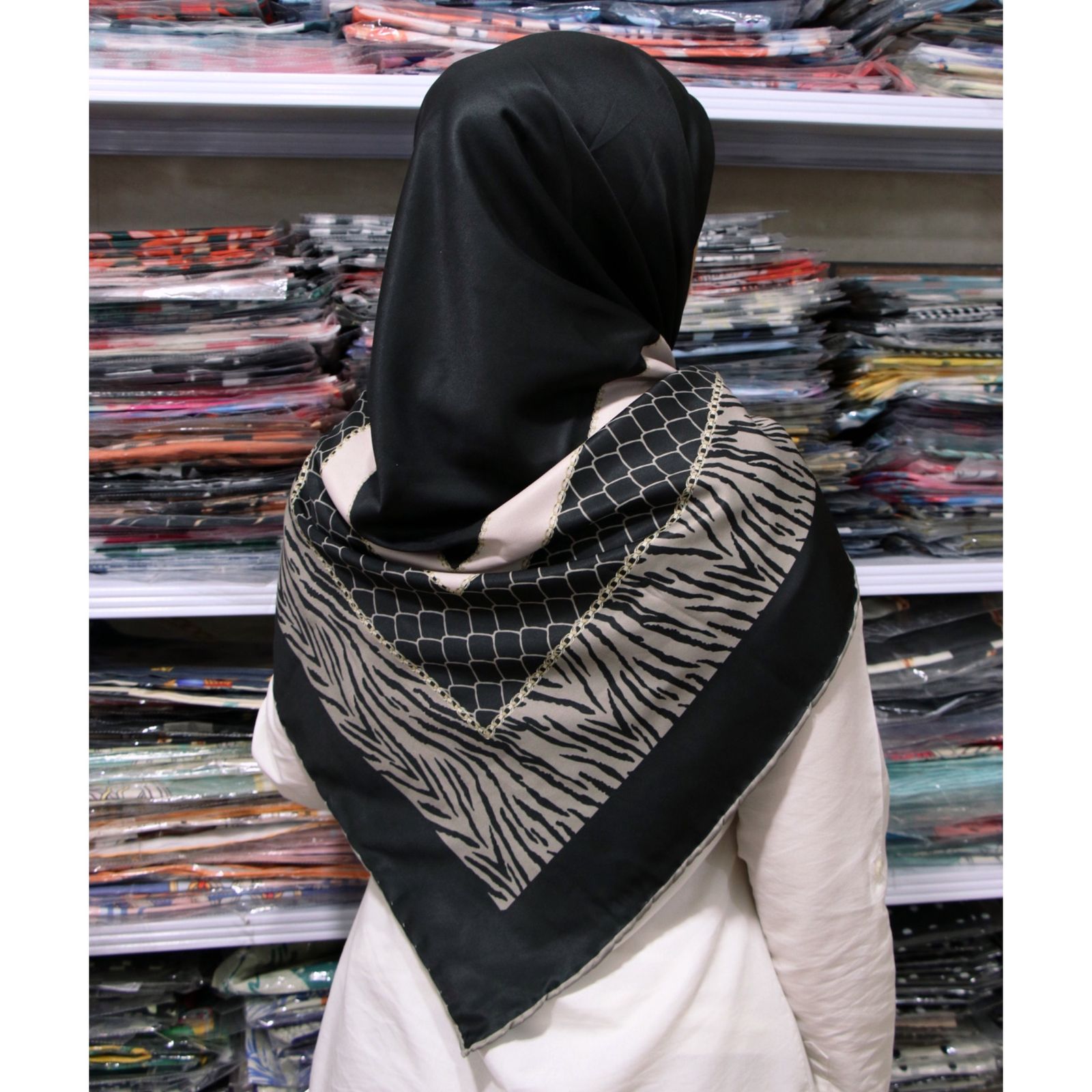 روسری زنانه مدل ابریشم توییل لاکچری طرح زبرا دور حاشیه کد ana-6015 -  - 2