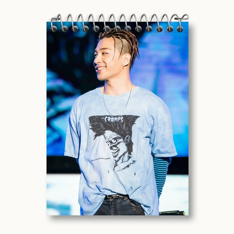 دفتر یادداشت 50 برگ خندالو مدل ته یانگ گروه بیگ بنگ BIGBANG کد 12560