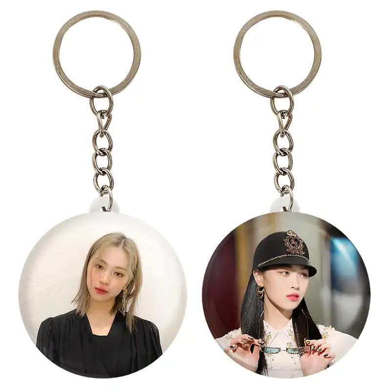 جاکلیدی خندالو مدل ریوجین گروه ایتزی ITZY کد 2018720181 مجموعه 2 عددی