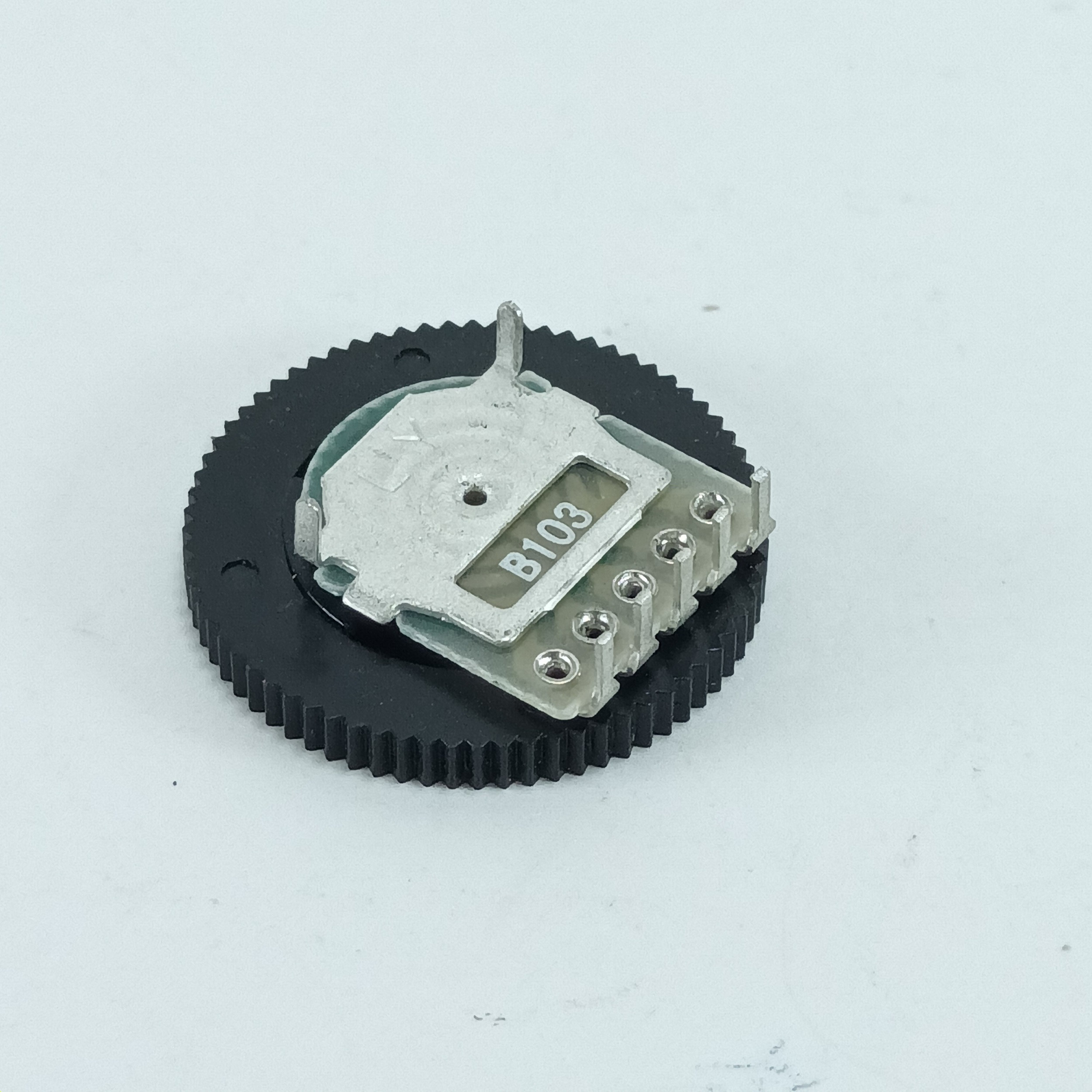 ولوم تخت 10 کیلو اهم مدل B103 -5PIN بسته 2 عددی ولوم تخت 10 کیلو اهم مدل B103 -5PIN بسته 2 عددی