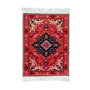 فرش ماشینی 1000 شانه زمینه قرمز لاکی حاشیه سفید قرمز مدل سنتی ایرانی 