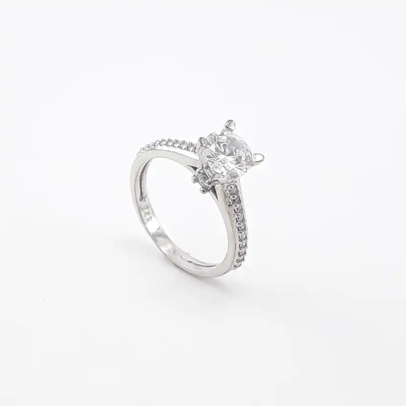 انگشتر نقره زنانه مدل سولیتر بغل سنگ