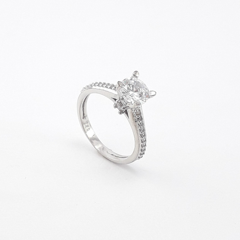 انگشتر نقره زنانه مدل سولیتر بغل سنگ