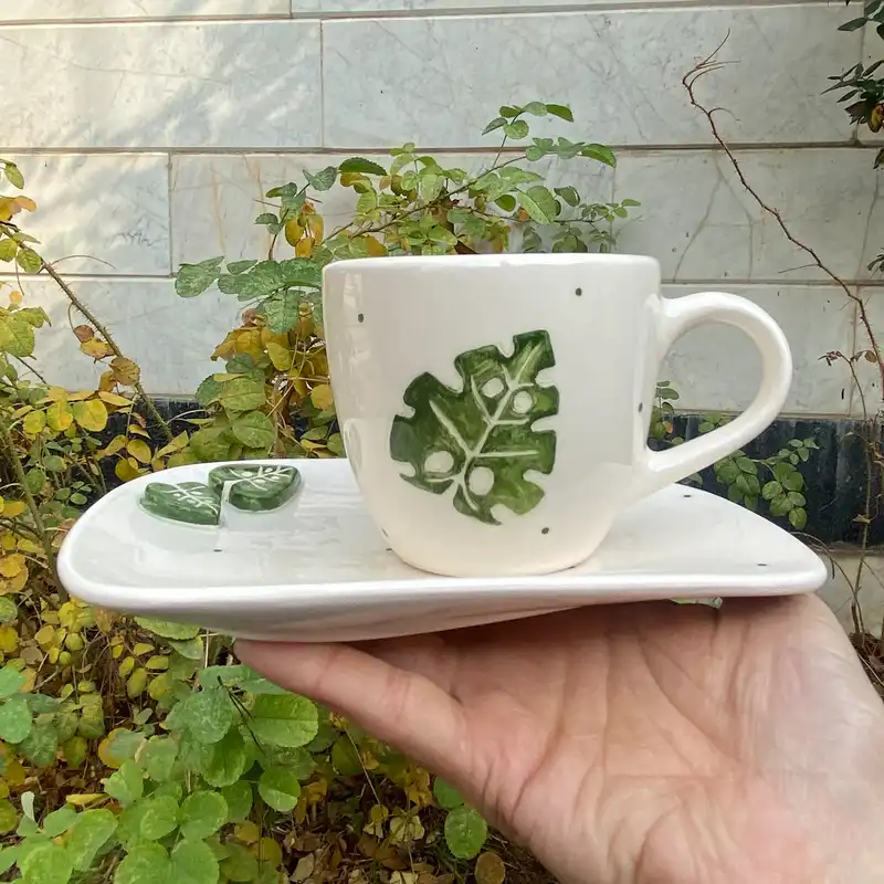 ماگ سرامیکی مدل برگ انجیری برجسته به همراه زیر بشقابی