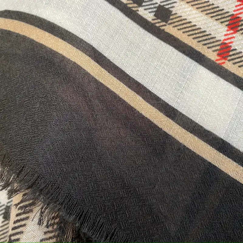 روسری زنانه مدل نخ پنبه وارداتی دور ریش کد 01