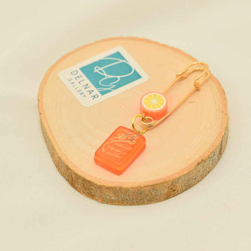 سنجاق سینه دخترانه دلنار گالری مدل پرتقال و وانیکاد