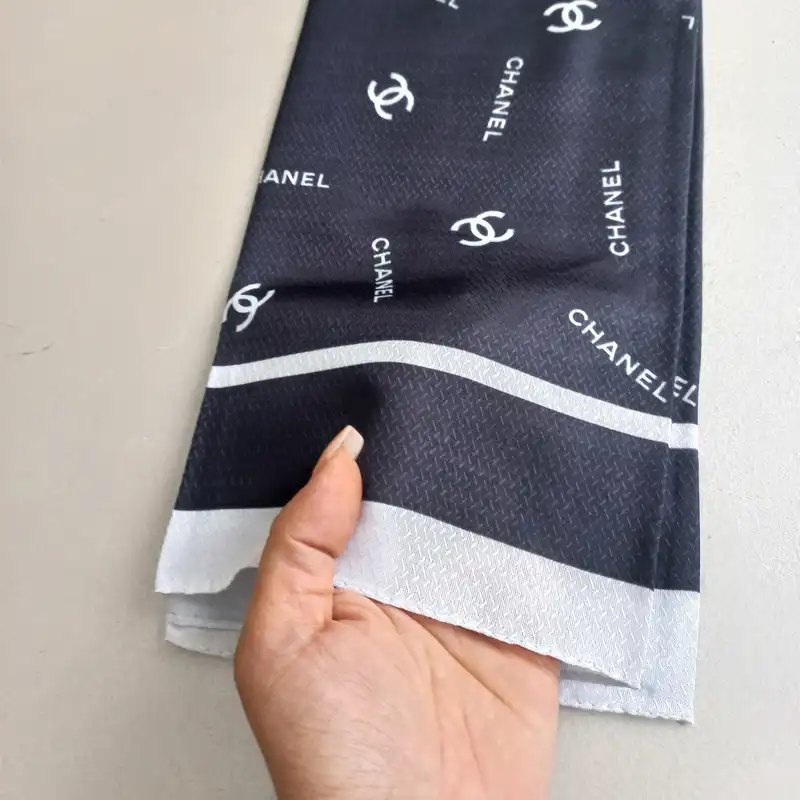 روسری زنانه مدل نخی حاشیه خط دار