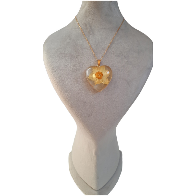گردنبند زنانه مدل قلب رزینی گل نرگس گردنبند زنانه مدل قلب رزینی گل نرگس