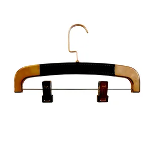 چوب لباسی مدل گیره ای کد 01 بسته 4 عددی
