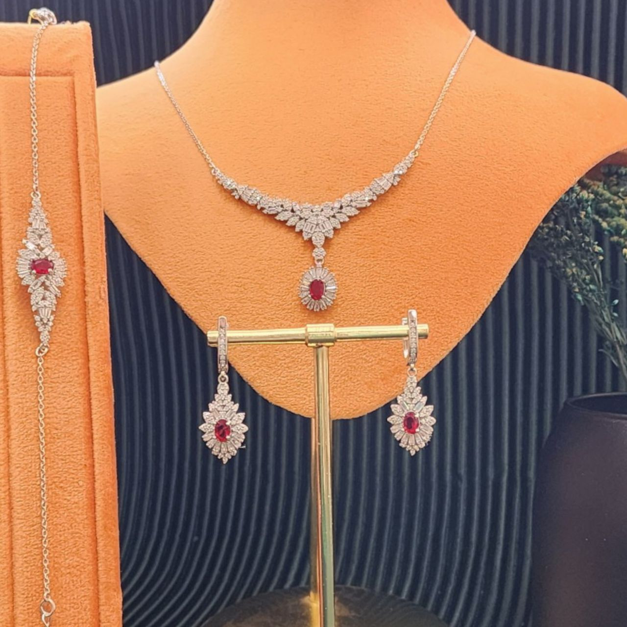 نیم ست نقره زنانه مدل یاقوت ساچ زنجیری