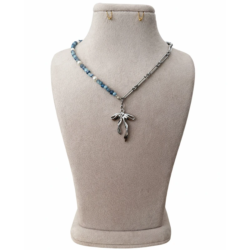 گردنبند زنانه مدل زنجیری طرح کریستال با آویز پاپیون