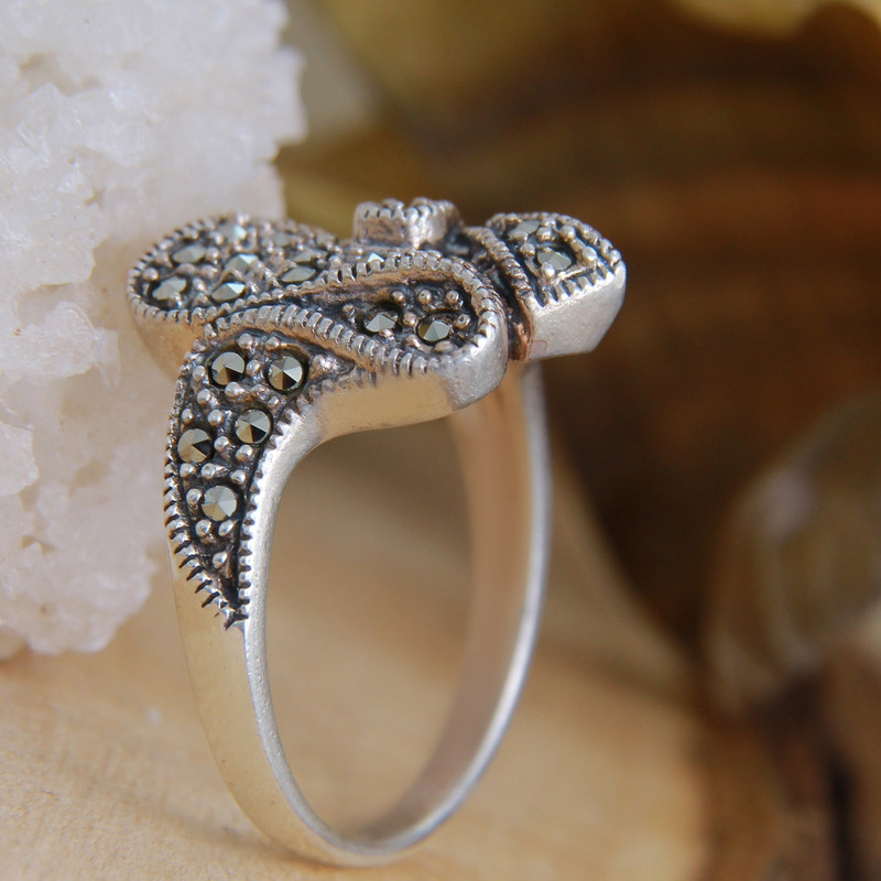 انگشتر نقره زنانه بازرگانی میلادی مدل نگین مارکازیت کد AW_368 انگشتر نقره زنانه بازرگانی میلادی مدل نگین مارکازیت کد AW_368