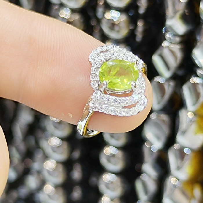 انگشتر نقره زنانه مدل سنگ زبرجد آفریقایی کد 4003 انگشتر نقره زنانه مدل سنگ زبرجد آفریقایی کد 4003