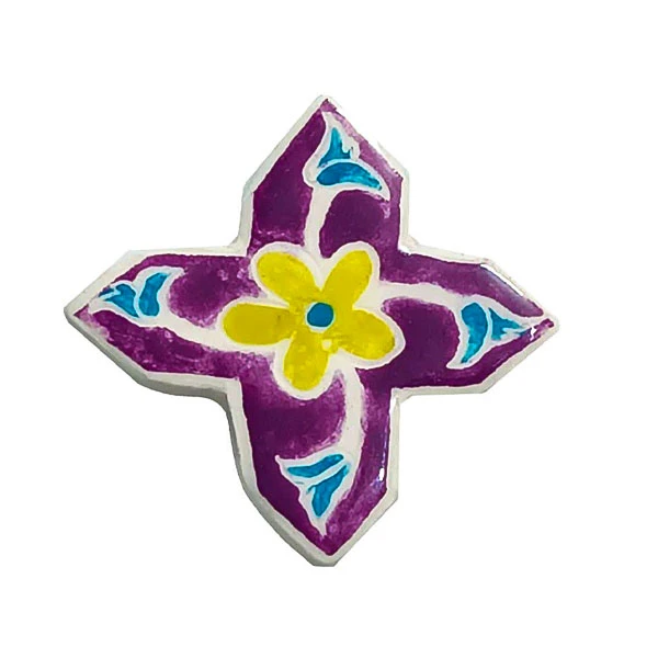 سنجاق سینه ی سرامیکی دست ساز طرح گل نیلوفر