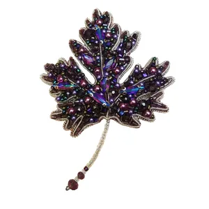 گل سینه زنانه مدل برگ بنفش