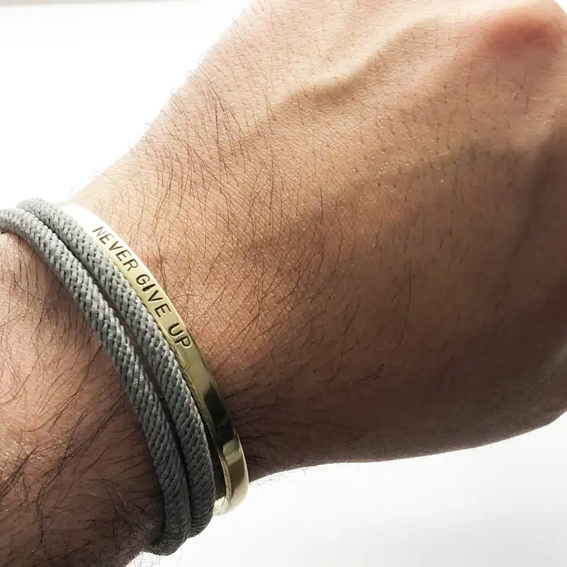 دستبند گالری عزیزی مدل برنجی طرح هرگز تسلیم نشو