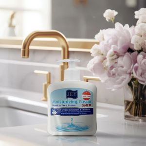 نقد و بررسی کرم نرم‌کننده و مرطوب‌کننده دست و صورت جی مدل Soft مناسب پوست‌های خشک حجم 450 میلی‌لیتر توسط خریداران