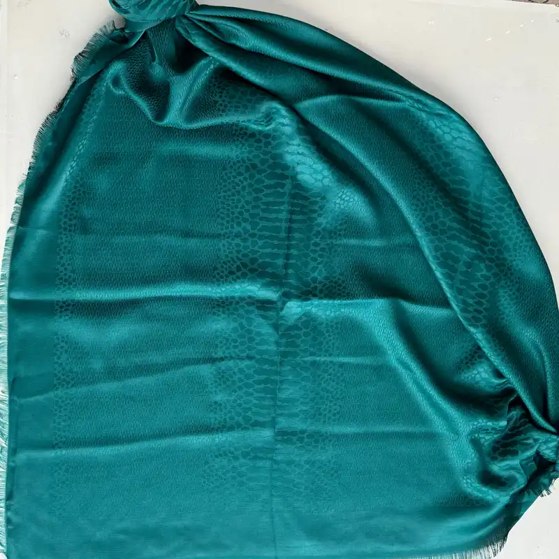 روسری زنانه مدل نخی ژاکارد پوست ماری دور ریش