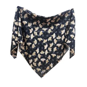 روسری زنانه سیمارو مدل نخی طرح قاصدک