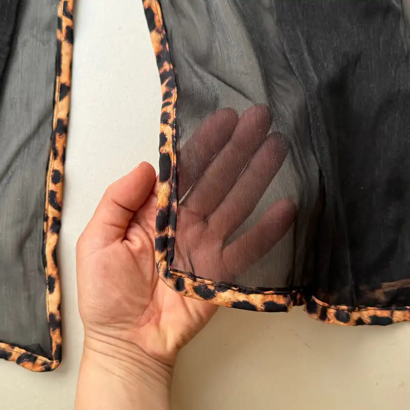 شال زنانه مدل حریر شیشه ای دور نوار