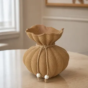 Decorative polyester vase, princess model, height 19 cm