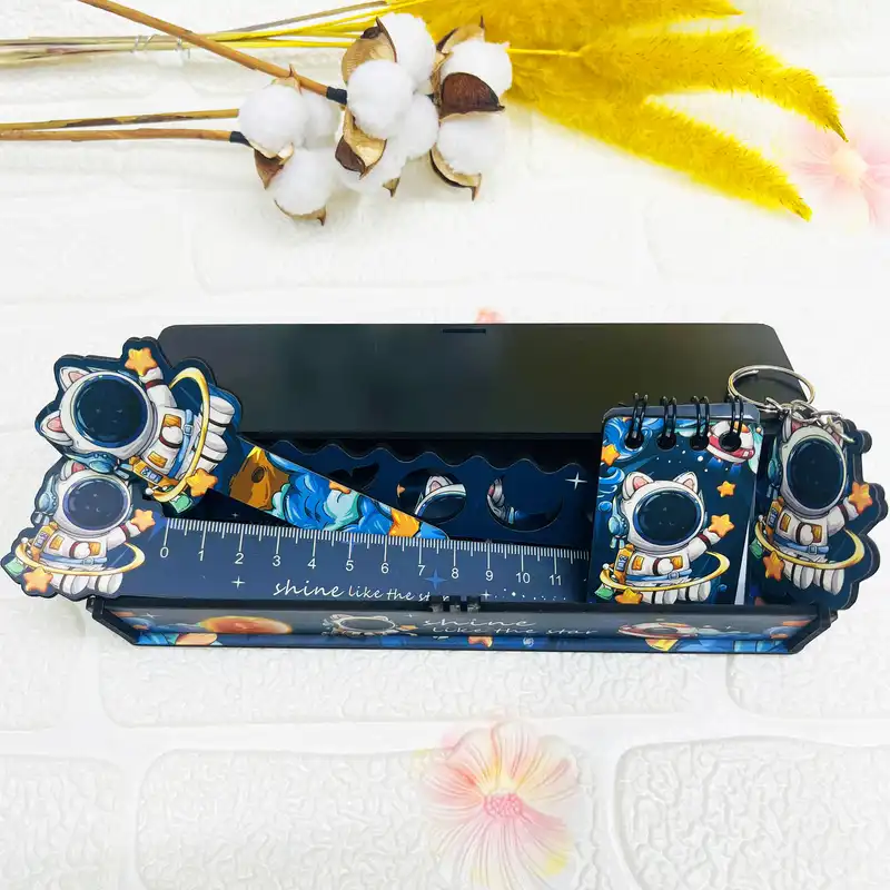 بسته لوازم تحریر مدل فضانورد در فضا مجموعه 6 عددی