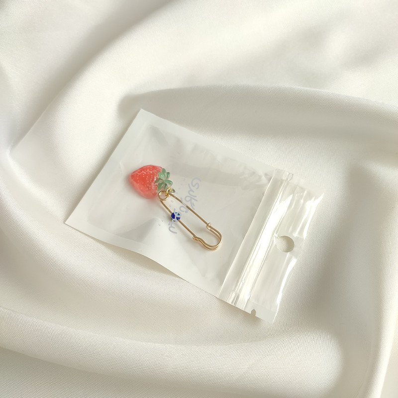 سنجاق سینه دخترانه لیمونار گالری مدل توت فرنگی سنجاق سینه دخترانه لیمونار گالری مدل توت فرنگی