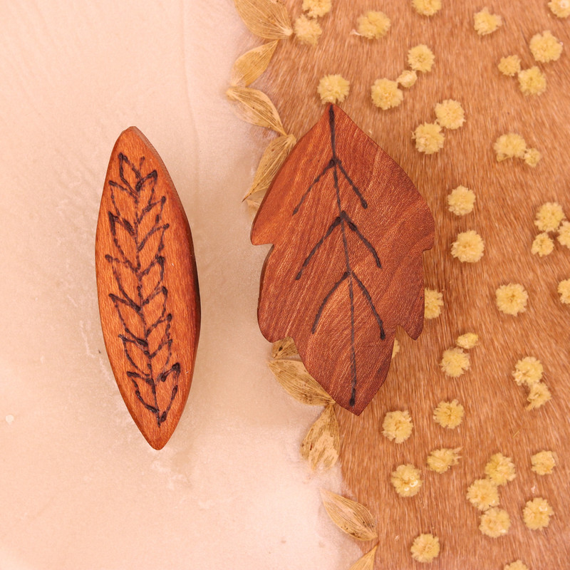 گیره مو زنانه مدل برگ چوبی دست ساز بسته 2 عددی