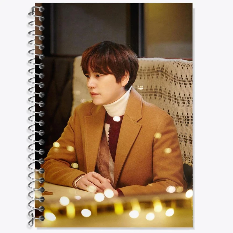 دفتر زبان 50 برگ خندالو مدل سه خط طرح کیوهیون گروه سوپر جونیور Super Junior کد 12166