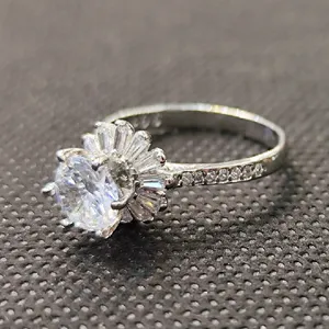 انگشتر نقره زنانه مدل سنگ برلیان اتمی کد762