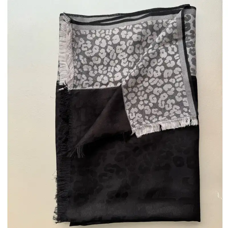 شال زنانه مدل نخی حاشیه پلنگی