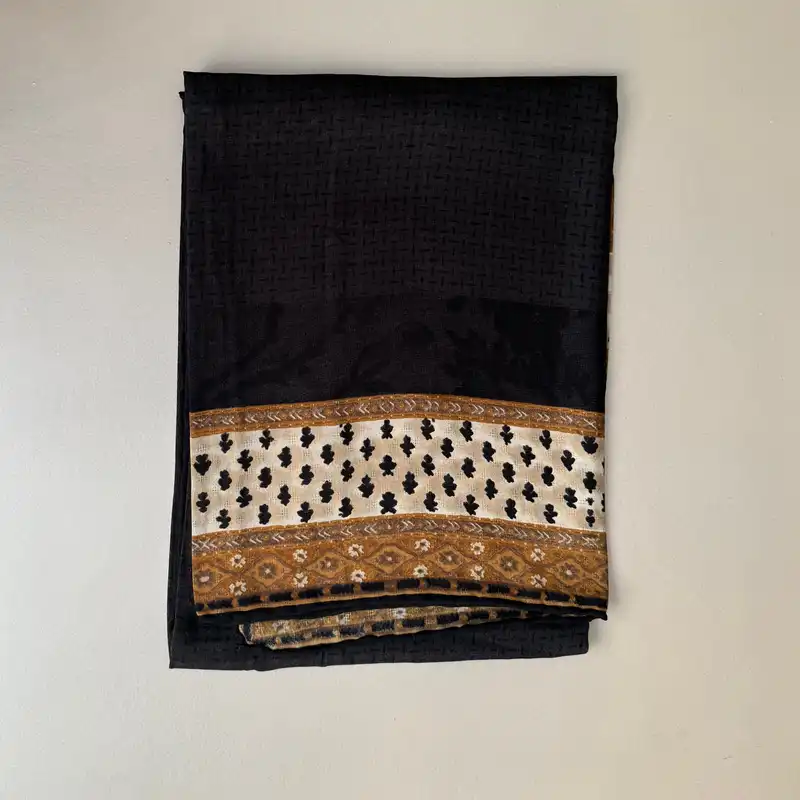 روسری زنانه مدل نخ حریری گارزا گلدار قواره 120 کد 8