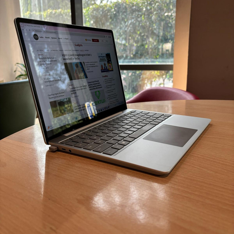 لپ‌تاپ مایکروسافت مدل Surface Laptop Go 3 با پردازنده Core i5-1235U، رم LPDDR5 16GB ، حافظه SSD با ظرفیت 256GB، نمایشگر لمسی 12.4 اینچ PixelSense، دارای حسگر اثر انگشت، سیستم‌عامل Windows 11
