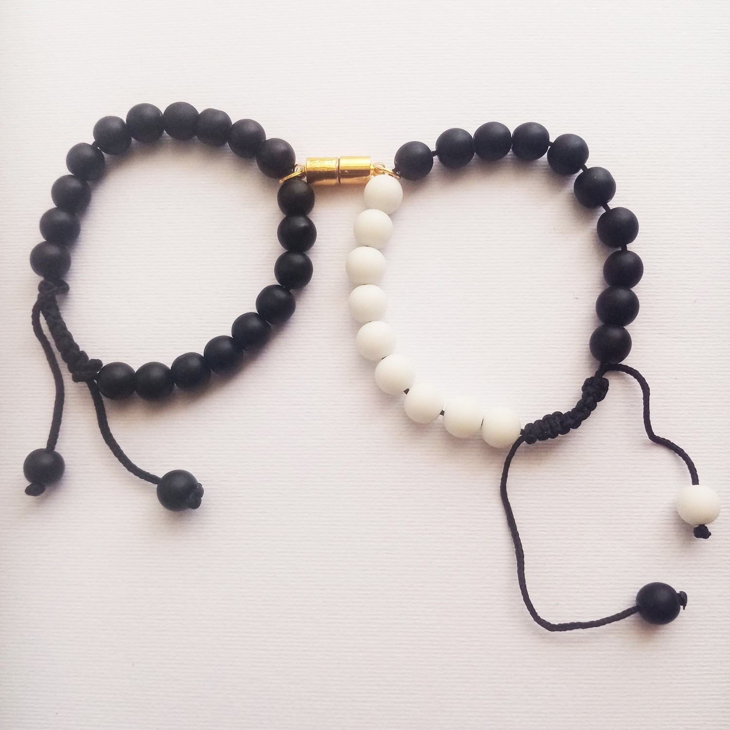 دستبند زنانه مدل مگنتی اونیکس کد GRS_0109 مجموعه 2 عددی